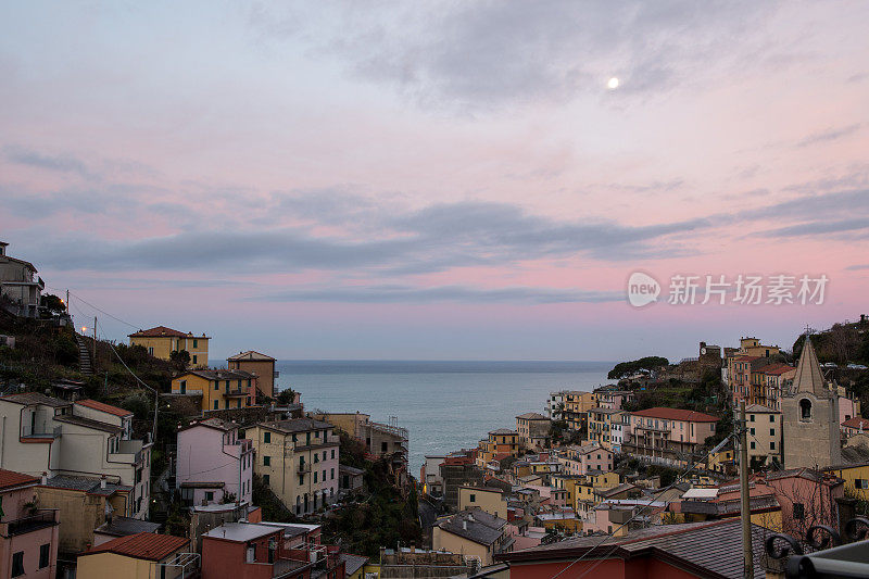 黎明时分的Riomaggiore村- Cinque Terre (5 Terre)，意大利利古里亚里维埃拉的五个村庄